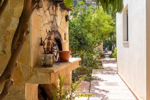 a stone wall with a outdoor oven on a building at Μονοκατοικία στο Παλιόκαστρο in Palaiokastro