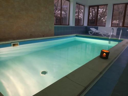 Бассейн в Pensiunea Montan din Bran,sat Simon SPA indoor или поблизости