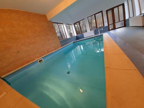 Бассейн в Pensiunea Montan din Bran,sat Simon SPA indoor или поблизости