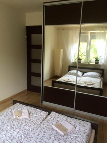 1 dormitorio con 2 camas y un espejo grande en Apartament ''Cleopatra 2'' z garazem, faktury VAT en Kielce