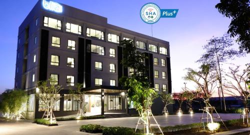 チャンタブリーにあるbliQ Hotel Chanthaburiの看板のある黒い建物