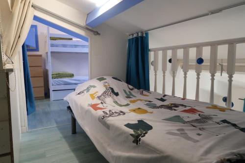 Ένα ή περισσότερα κρεβάτια σε δωμάτιο στο Maison à la plage climatisée et wifi fibre pour télétravail