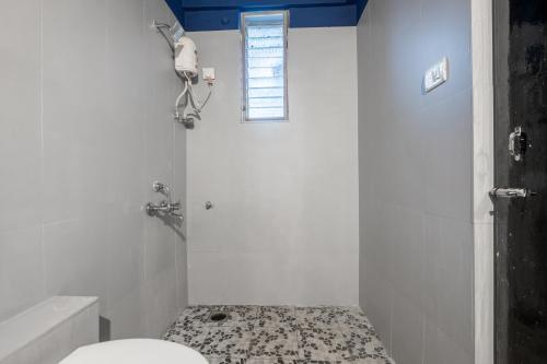 Ett badrum på La Casa - Stunning 1BHK Apartment - Vagator, Goa By StayMonkey
