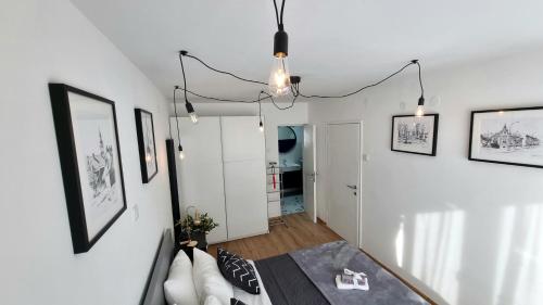 Ένα ή περισσότερα κρεβάτια σε δωμάτιο στο Apartman H8
