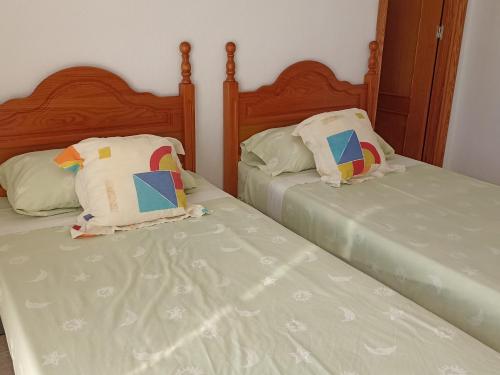 dos camas sentadas una al lado de la otra en una habitación en L'Apostille, en Mazarrón