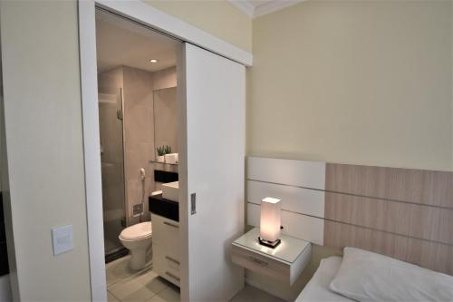 ein Bad mit einem Bett, einem WC und einem Waschbecken in der Unterkunft Seaflats - Meireles - Villa Costeira in Fortaleza