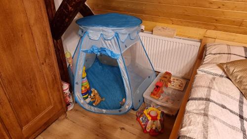 a room with a fish tank next to a bed at Chaloupka Rozkoš in Nové Město nad Metují