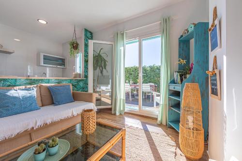 Et opholdsområde på Apartamento con Jardin Privado - SimplyTarifa