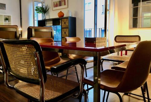 a dining room with a table and chairs at Smart Plaza de las Cortes in Madrid