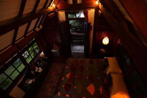 an overhead view of a room with a bed and windows at Le Passe-Temps in Tha Lane Bay