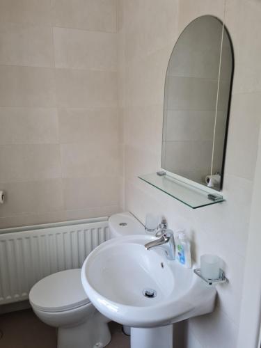 Un baño de Kiltoy Cottage,