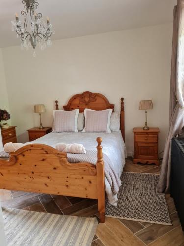 מיטה או מיטות בחדר ב-Kiltoy Cottage, Cosy 2 bedroomed Gate Lodge Cottage