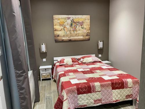 een slaapkamer met een bed en een kaart aan de muur bij La Maison des Moutons in Romorantin