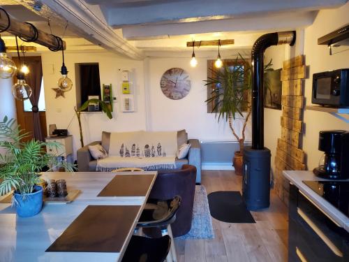 un salon avec un canapé et une table dans l'établissement Le Cottage Belmontais, maison individuelle, vue panoramique sur la rivière, à Beaumont-sur-Sarthe