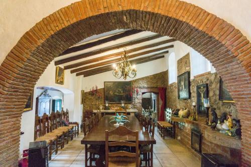 an archway in a dining room with a table and chairs at Moinho Do Álamo in Montemor-o-Novo