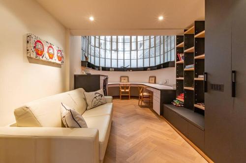 พื้นที่นั่งเล่นของ Luxurious, modern, artsy, fully fitted home!