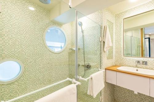 ห้องน้ำของ Luxurious, modern, artsy, fully fitted home!