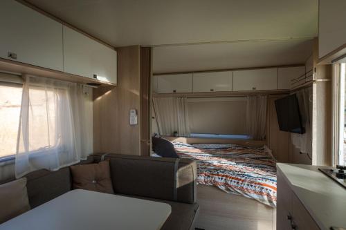 Postel nebo postele na pokoji v ubytování Itav Bateva Caravans - ייטב בטבע קרוואנים