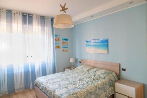 um quarto com uma cama e uma grande janela em SAREMY - Home Sweet Home em Paderno Dugnano