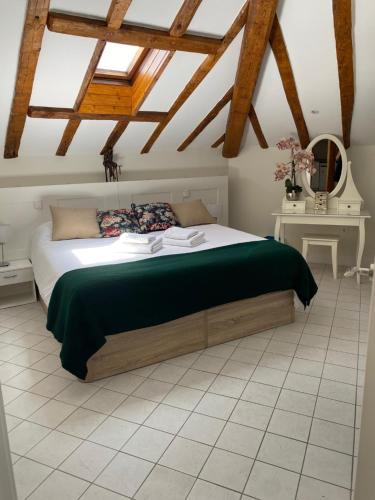 マドリードにあるプラサ マヨール デラックスの木製の天井の客室で、ベッドルーム1室(大型ベッド1台付)