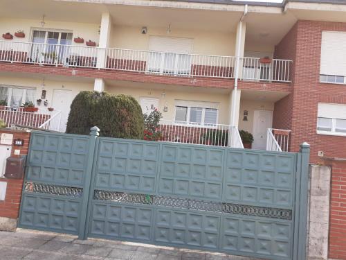 une clôture bleue devant une maison dans l'établissement Casa Rotella, à Puente San Miguel