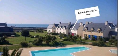 an aerial view of a house with a swimming pool at LocaLise - Maison E4 au Guilvinec - A 20m de la mer avec jardin et piscine - Tout à pied, plages, port, centre, commerces, marché - Wifi inclus - Linge de lit inclus - Animaux bienvenus in Le Guilvinec