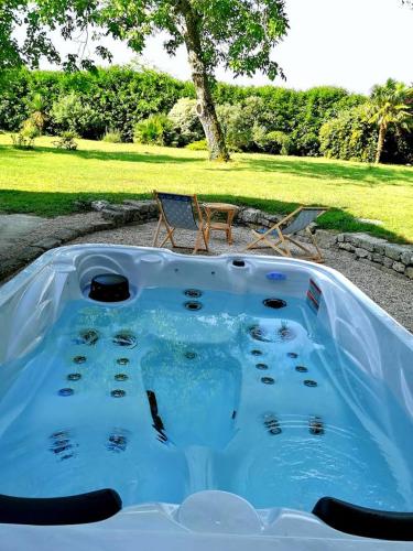 Πισίνα στο ή κοντά στο Gîte dans une ambiance végétale avec Spa privatif
