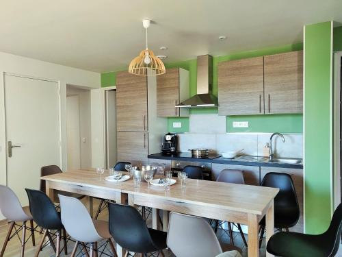 une cuisine avec une table et des chaises en bois dans l'établissement Le Cottage Duo Vigne Rouge Clim Gaillac entre Albi-Toulouse & Les Cottages du Tarn, à Brens