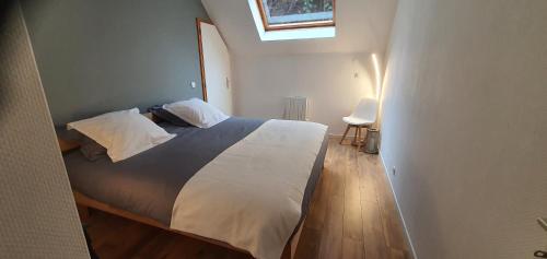 1 dormitorio con 1 cama en una habitación con ventana en Chambre double, en Boersch