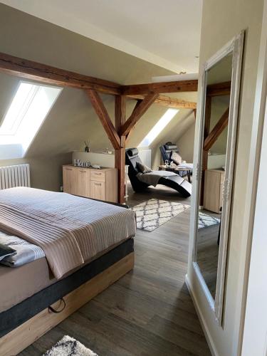 sypialnia z łóżkiem i krzesłem w pokoju w obiekcie „Holzwurm-Paradies“ w mieście Ivenack