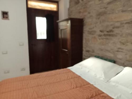 a bedroom with a bed and a wooden door at Fattoria di Rigone in Coltavolino