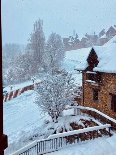 Apartamento Los Altos de Escarrilla dos habitaciones y dos baños, FORMIGAL-PANTICOSA semasa musim sejuk