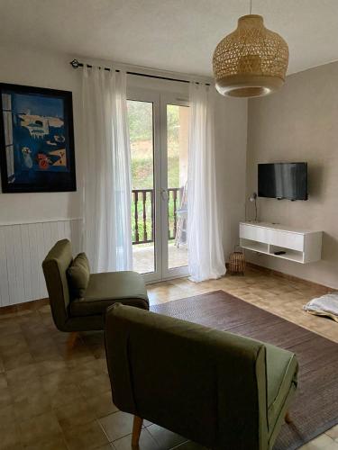 un salon avec un canapé et une chaise dans l'établissement Studio lumineux en bordure de verdon, à Gréoux-les-Bains