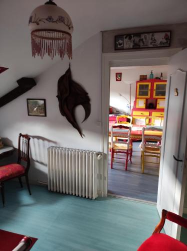 - un salon avec un dauphin suspendu au mur dans l'établissement hô choucas, à Chauvigny