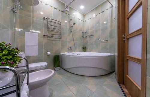 Phòng tắm tại Khreschatyk. Independence Sq. 2 BR