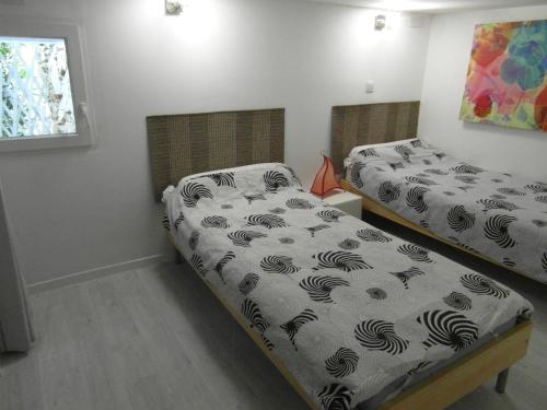 卡西斯的住宿－Estivado Sea View - Mer à 50 m et Piscine avec Spa，一间卧室设有两张单人床和一个窗户。