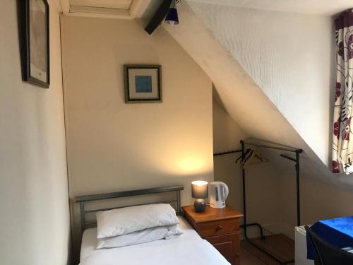 a bedroom with a bed and a lamp on a table at Atlas Oxford House in Oxford