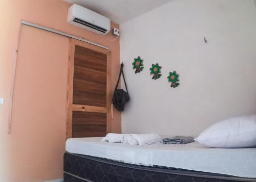 een kamer met een bed en een raam en een kamer met afkeer bij Chalés Mirante do Mar in Redonda