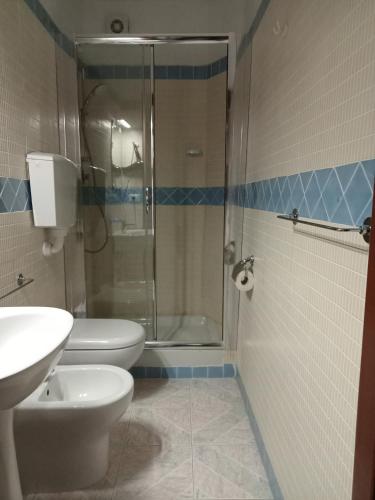 a bathroom with a shower and a toilet and a sink at Il Grillo Parlante in Castel Viscardo