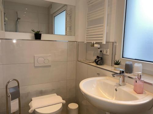 Ένα μπάνιο στο Home-Rose-Garden-Gästehaus kontaktloser Zugang