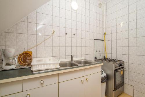 A cozinha ou cozinha compacta de Füredi Apartman
