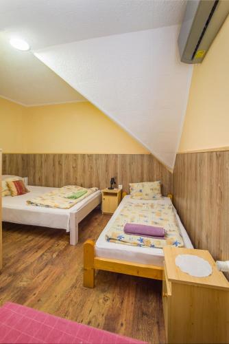Un ou plusieurs lits dans un hébergement de l'établissement Füredi Apartman