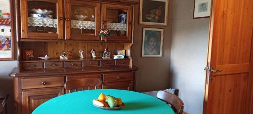 un tavolo con un cesto di frutta sopra di La Finestra sul Colle a Rivisondoli