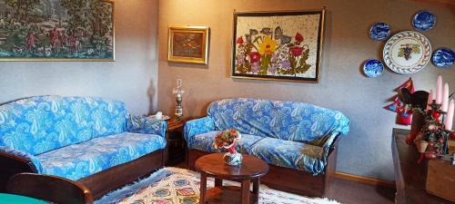 a living room with two couches and a table at La Finestra sul Colle in Rivisondoli