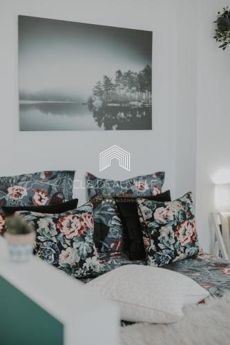 Cette chambre dispose d'un canapé-lit avec des oreillers. dans l'établissement La Deauvillaise CLS Deauville, à Deauville