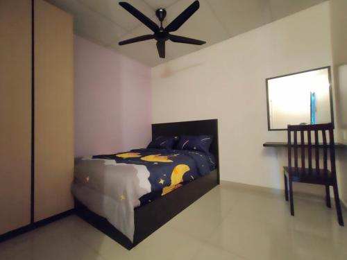 um quarto com uma cama e uma ventoinha de tecto em SENGGARANG HOMESTAY em Parit Kadir