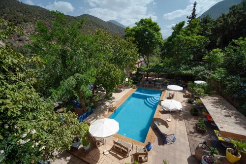 an overhead view of a swimming pool with umbrellas at Auberge le Maquis in Aghbalou