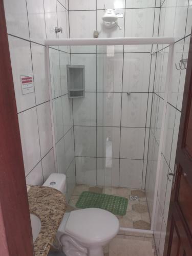 a small bathroom with a toilet and a sink at Pousada Caravelas - Centro de Paraty in Paraty