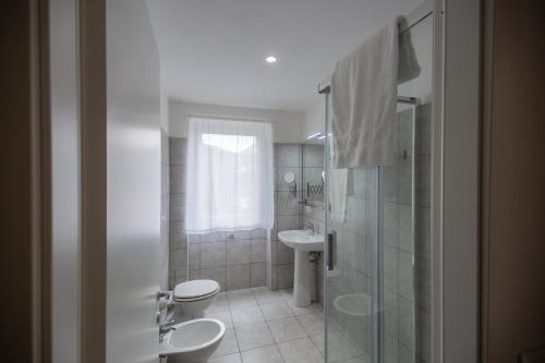 e bagno con servizi igienici, lavandino e doccia. di Hotel Nova Domus Aurelia a Roma