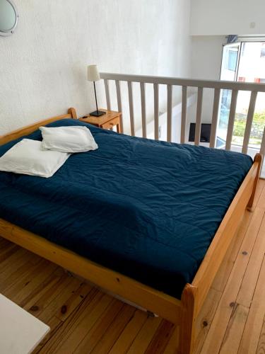 - un lit avec une couette et des oreillers bleus dans l'établissement Regina-Vignemale, à Cauterets